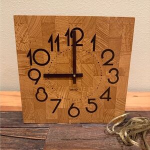 Vintage Spartus Electric Wall Clock MCM, Woodgrain MADE IN THE USA